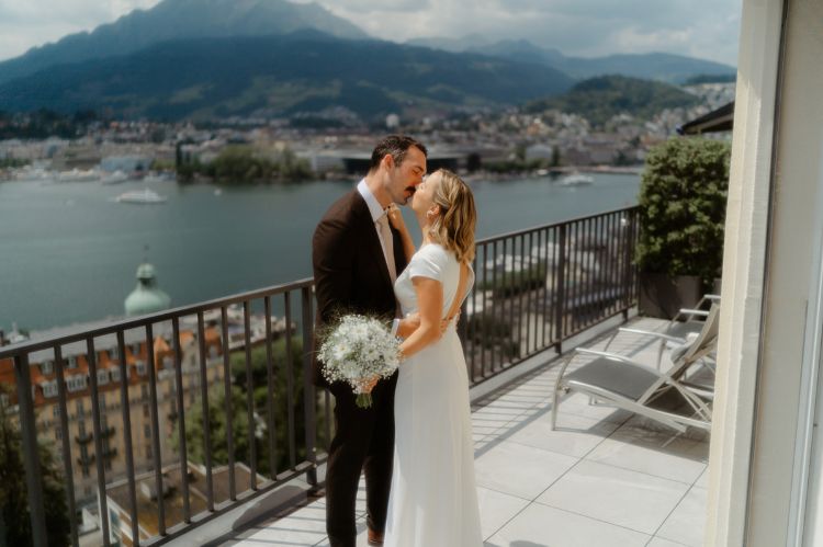 Glückliches Hochzeitspaar nach dem First Look