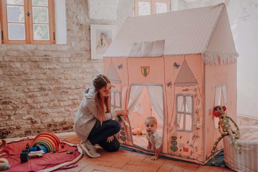 Ruhige Rückzugsorte mit Büchern und Malsachen bieten kleinen Gästen Pausen vom Trubel.
