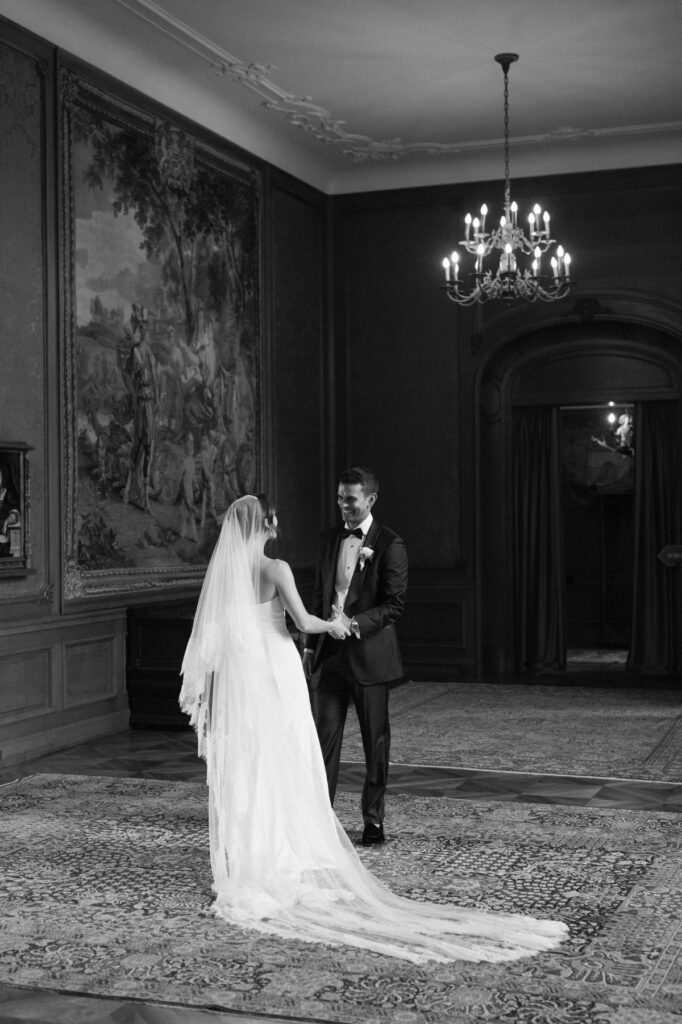 Emotionaler First Look von Braut und Bräutigam auf der Treppe der St. Charles Hall